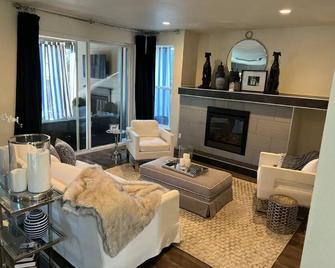 Modern home in downtown Sumner, WA - Sumner - Living room