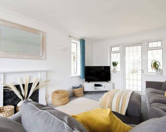 Bright & Modern 4 br House 100 metres from Beach - West Wittering - Wohnzimmer