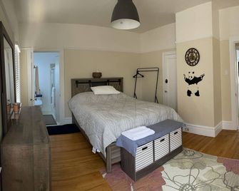 Cozy 1-bedroom apartment just 9 minutes drive to San Francisco Bay - Alameda - Bedroom