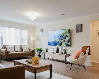 Garden Suite | Modern 2BR with Private Yard - Sydney - Huiskamer