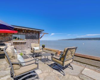 Waterfront Gem w/ 2 Patios on Camano Island - Camano Island - Balcony
