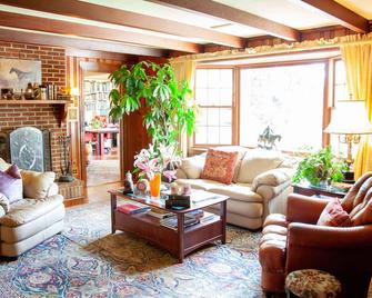 Blissful Kismet Cottage | Pool with Mountain Views & Easy Access to C'ville - Ruckersville - Sala de estar