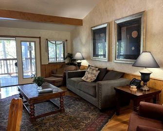 C16, Two bedroom, two bath, log-sided Harbor North luxury cottage with hot tub overlooking Lake Ouachita - Mount Ida - Sala de estar