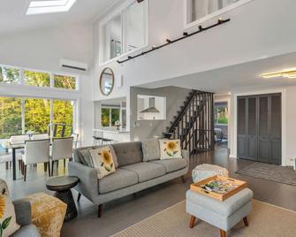 Beautiful Waterfront North Fork Home, Private Pool, Private Dock, Close to... - Mattituck - Living room