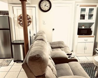 Guest Suite Close To Jfk And Lagaurdia Airport Ubs Arena, Aqueduct - New York - Living room