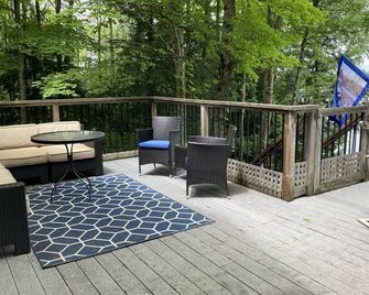 Cottage memories and family fun on beautiful Chandos Lake - Apsley - Balcony