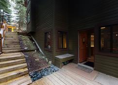 Cozy, Quiet Mountainside Location, Free Parking & Wifi, Huge Deck - Whistler