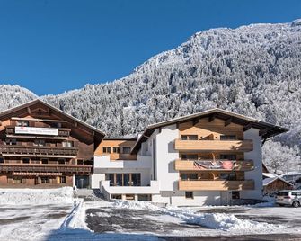 Hotel Alpenfeuer Montafon - Sankt Gallenkirch - Bâtiment