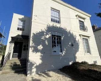 The Cozy Apartment - Gloucester - Building