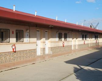 Alojamiento Rural Los Delfines - Valdepeñas - Building