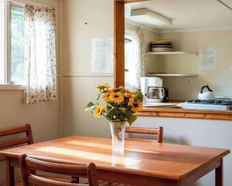 2-Bedroom Cottage #5 - Lodgepole Pine - Gravenhurst - Dining room