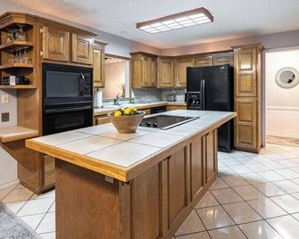 'It's a Peaceful, Easy Feeling' Pool/Hot Tub, 3 BD/2Ba, TTU is 4 miles - Lubbock - Kitchen