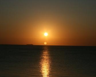 Mornington Beach Apartment #5 : Directly Opposite The Beach With Great Views. - مورننجتون - مبنى