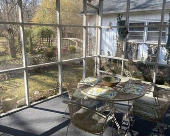 Home with Amazing Screened in Patio and Back Yard - Manchester - Balcony