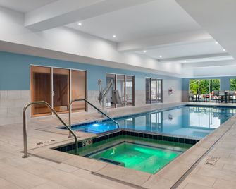 Holiday Inn Express & Suites Pittsfield-Lenox-Berkshires By IHG - Pittsfield - Piscina