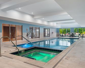 Holiday Inn Express & Suites Pittsfield-Lenox-Berkshires By IHG - Pittsfield - Pool