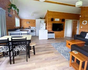 Relax Cabin - Waihi Beach Holiday Home - Waihi Beach - Comedor