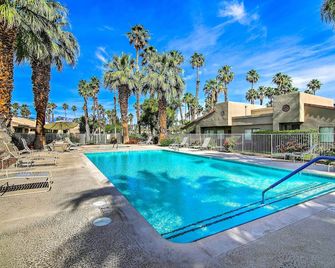 Patio + Resort Amenities: Palm Desert Escape - 棕櫚得 - 游泳池