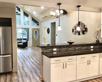 Modern Cabin Get Away - Close To Apple Hill - Pollock Pines - Kitchen
