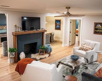 3bd Adult Retreat - Fire Pit, Putting Green, Mins To Dt - Dothan - Living room