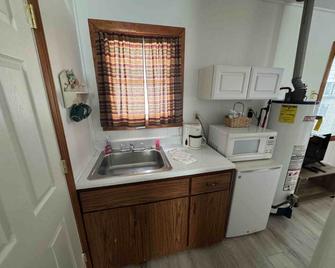 Blue Spruce Motel - Port Austin - Kitchen