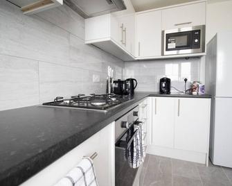 2-bed Near the O2 Arena & Excel & Free Parking - London - Kitchen