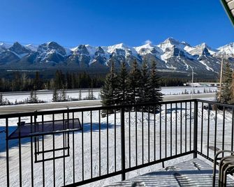 A Duo of Delightful Mountain-View Retreats! King Beds, Jacuzzis, Free Parking - Harvie Heights - Balcon