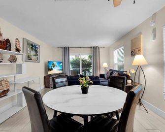Beach Front One Bedroom Condo Paradise. Ground Floor. - Longboat Key - Dining room