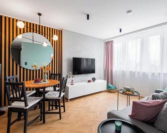Apartament Diamond - darmowy Parking, ścisłe centrum - by Kairos Apartments - Gliwice - Living room