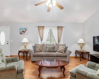Bright, comfy, economy 3 bedroom 2 bathroom home - Ocala - Living room