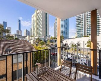 Comfortable 1BR Apt with pool and carpark - Clear Island Waters - Balkon