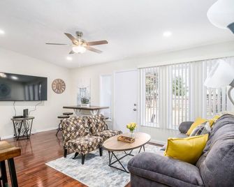 Fully Refurbished Home for up to 9 Visitors - Fresno - Living room