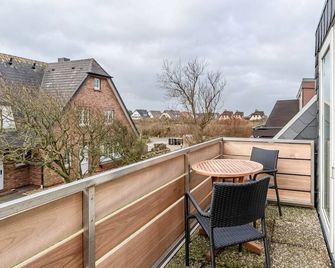 You live quietly and centrally. You can walk to the beach in about 5 minutes. - Wenningstedt-Braderup - Balkon