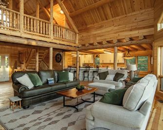 Tulip & Oak Cabin 5BR Lake Retreat with Epic Three-Level Deck - Eufaula - Living room