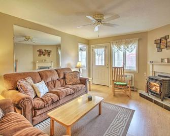 Lincoln Resort Condo w/ Pool Access - Near Hiking! - Lincoln - Sala de estar