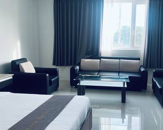 Townhouse Oak Vera Hotel Near Clark International Airport - Angeles City