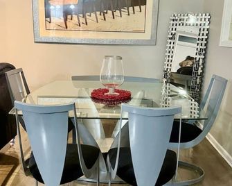 Modern 3 Bedroom Atlanta Home with King Bed Pet Friendly Near Midtown Atlantic Station and Georgia Tech - Atlanta - Dining room