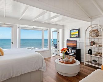 Romantic Oceanfront Studio With Private Deck | Right On The Sand! - Santa Barbara - Bedroom