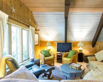 One of a Kind ' The Nauset Teepee' Peaceful Oasis near the bay - North Eastham - Living room