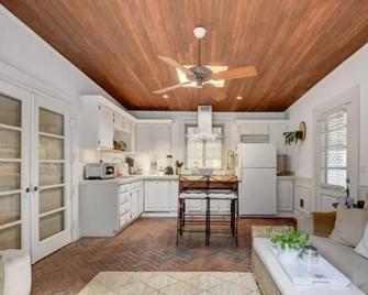 Jungle Getaway In The Heart of Ft. Lauderdale - Fort Lauderdale - Kitchen