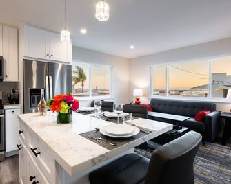 New Water View Family Villa Ac Deck Hot Tub Grill Fire Pit Onsite Free Parking!! - San Diego - Dining room