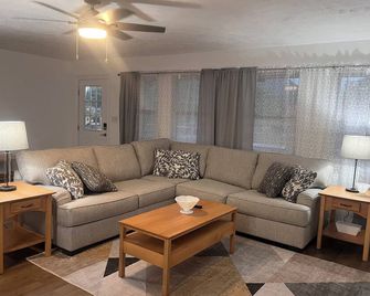 2 bed 1 bath. sleeps 6 in Logan. Located near HMTS access points, dining, shops - Logan - Huiskamer