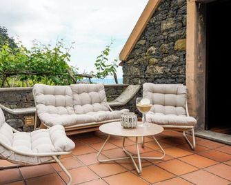 Refuge of the North - Seixal - Patio