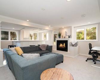 Carlow Manor - Mound - Living room
