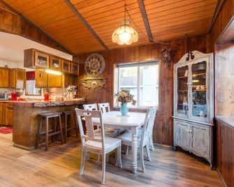 Cozy Quiet wooden cabin in enchanting Big Bear, AC, Heat, WiFi, King bed, pet fe - Sugarloaf - Dining room