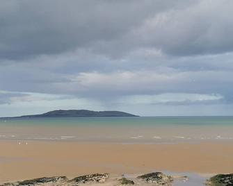 Stylish, spacious, 2 bed Malahide apartment with sea view from bedroom - Malahide - Beach
