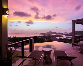 Lux At Its Best, Incredible Views, Infinity Pool, Best Reviewed, Clean, Updated! - Jolly Harbour - Parveke