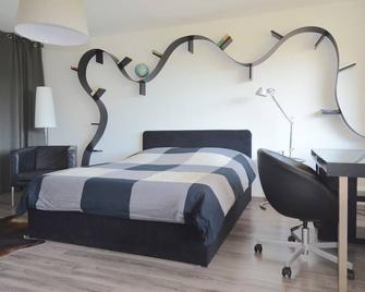 Modern designer studio with great forest view and excellent transport links - Darmstadt - Yatak Odası