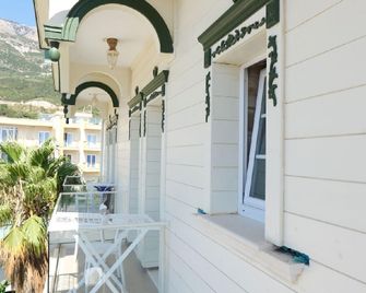 Hotel Sarajet e Pashait 1 - Dhërmi - Balcony