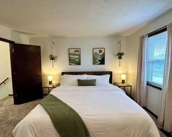 Vintage modern / boho Gallatin townhome! - Gallatin - Schlafzimmer